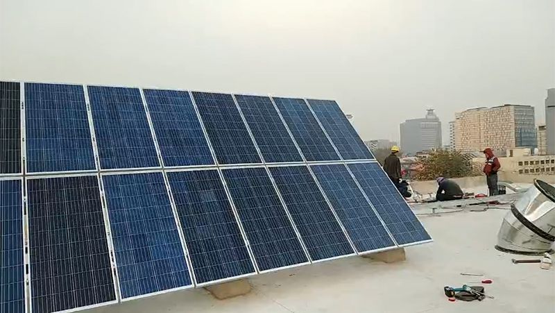 Système de panneaux solaires pour chantier