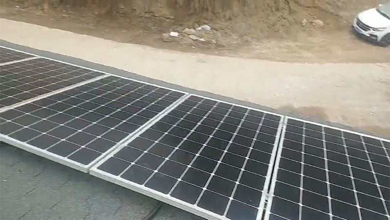 Système de panneaux solaires en zone rurale